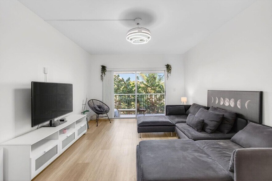 Building Photo - 50 SW 3rd Ave