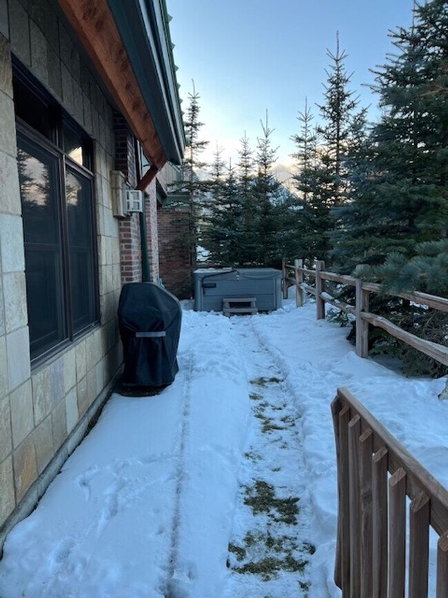 Building Photo - Unfurnished 2 bedroom in Frisco. Walk to Main Street! Garage and private Hot tub!