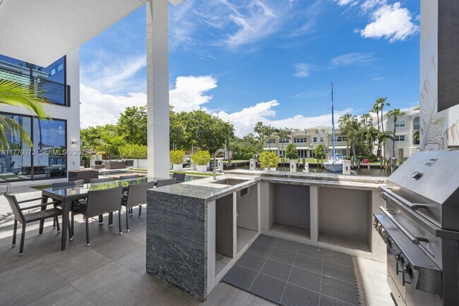 Building Photo - 1400 Bayview Dr