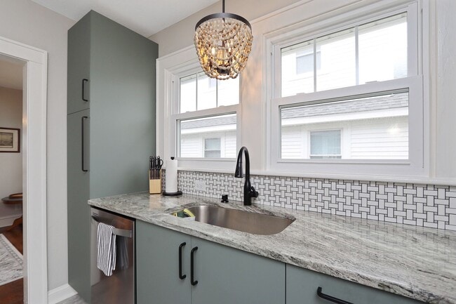 Building Photo - 215 E Cummings Ave