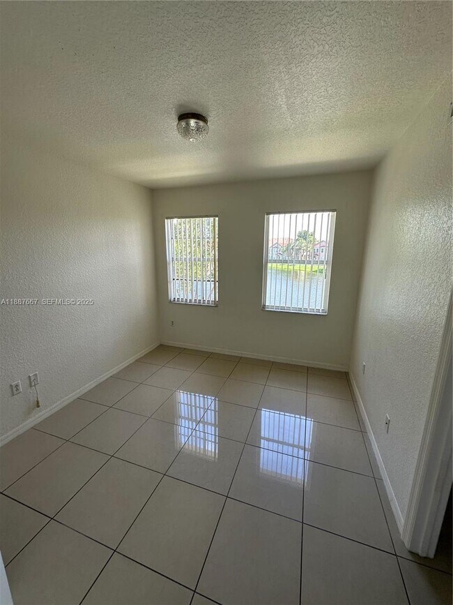 Building Photo - 2303 Belmont Ln