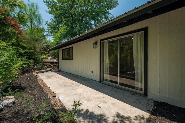 Building Photo - 1706 Elmhurst Dr
