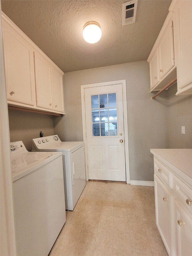 Building Photo - 309 Rolling Hills Dr W