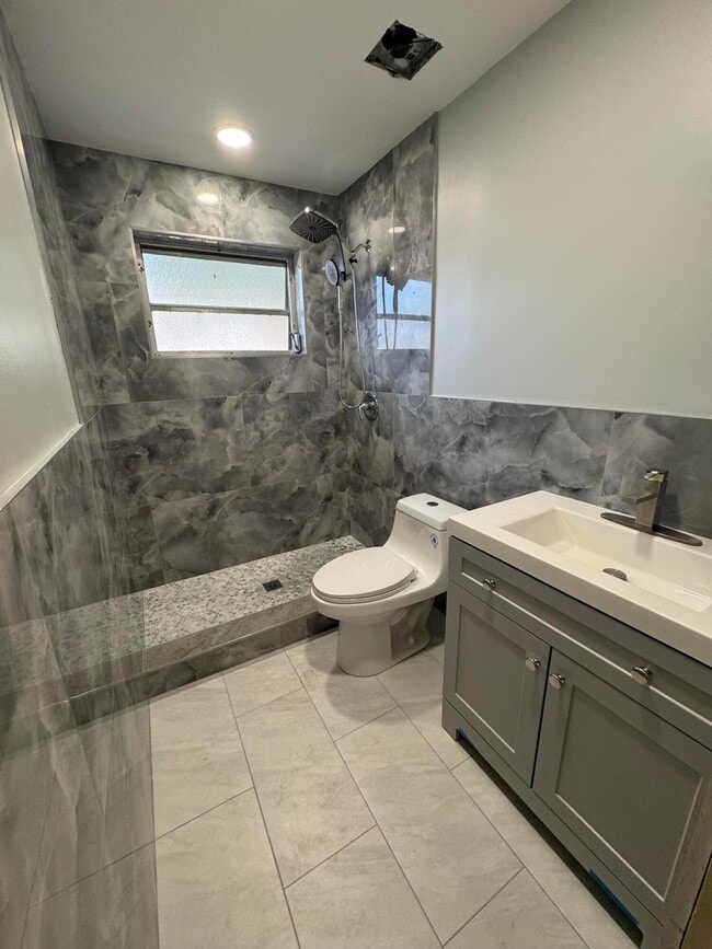 Building Photo - 490 W 31st St