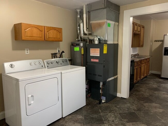 Building Photo - South end 3 Bedrooms 1 1/2 baths