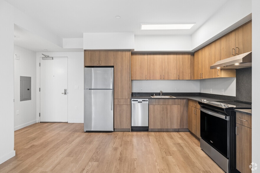 2BR, 2BA - 778SF - Kitchen - Metro at Florence