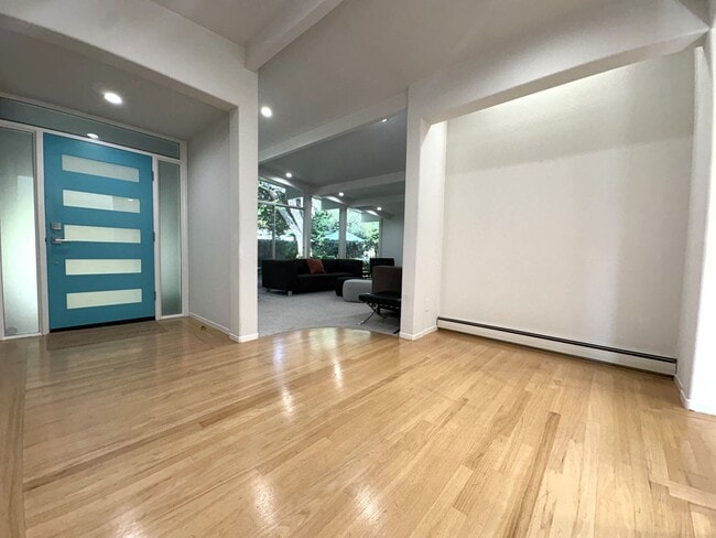 Building Photo - Eichler-Style Gem in Desirable Triple El N...