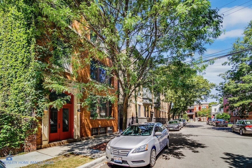 Building Photo - 2774 N Kenmore Ave