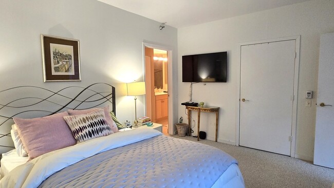 Building Photo - 57 E Delaware Pl