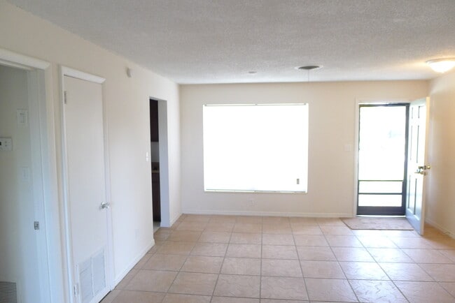 Building Photo - Rare 4-Bedroom Single-Family in Sky Lake close to Florida Mall