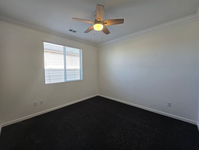 Building Photo - Spacious Woodcrest Single Story