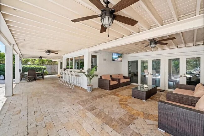 Building Photo - 413 Holiday Dr