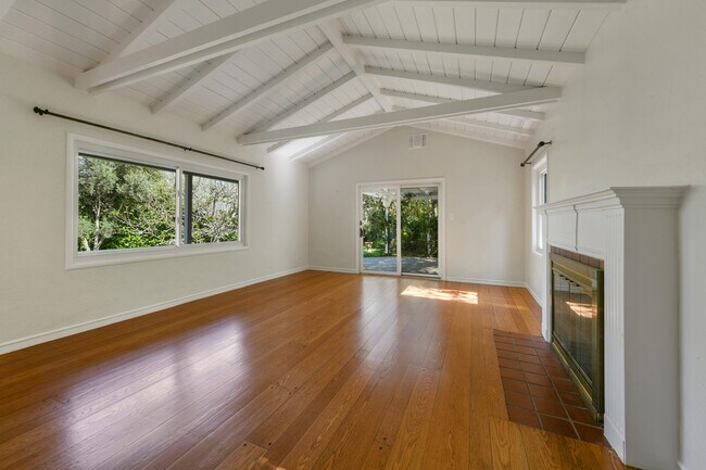 Building Photo - 925 Hawthorn Dr