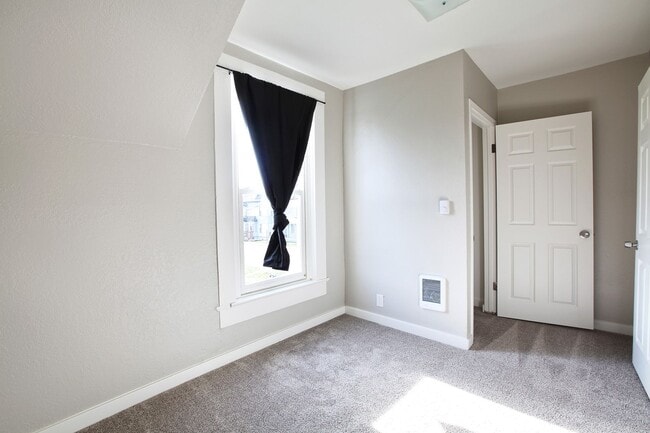 Building Photo - Darling 2 Bedroom Convenient Stanwood Home Move in Ready!