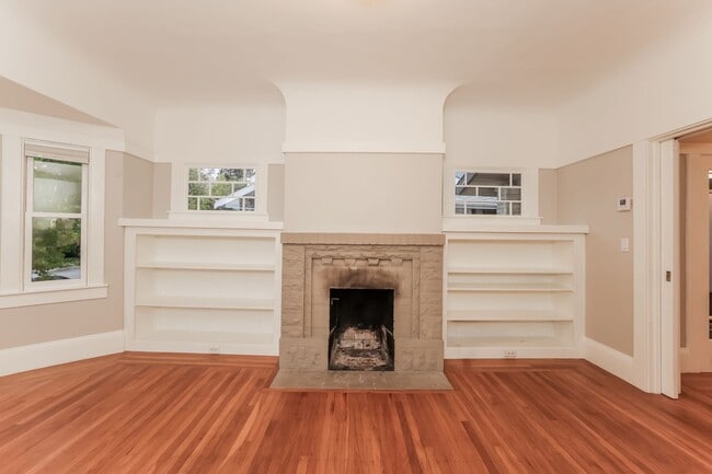 Building Photo - 1920 North Berkeley 2 Bedroom Bungalow Available!