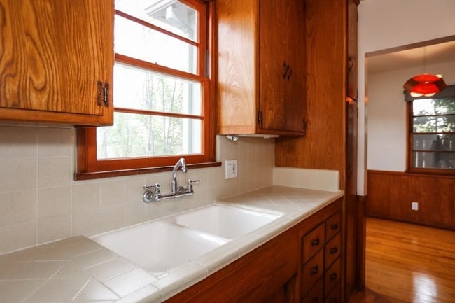 Sunlight fills kitchen - 1147 24th St