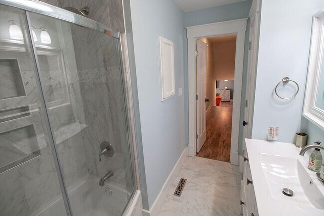 Building Photo - 3104 Oak Lawn Dr