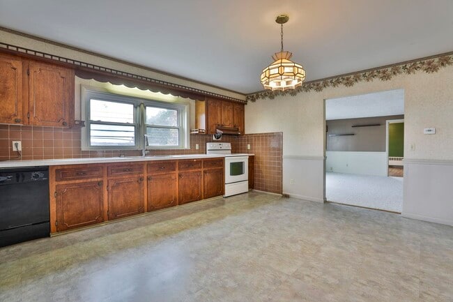 Building Photo - 334 S River Rd