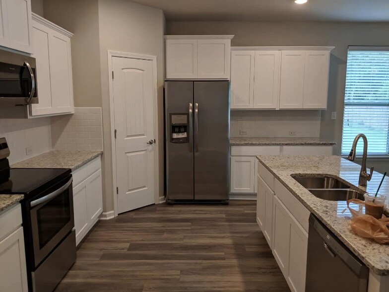 Building Photo - 8194 Fairlane Dr