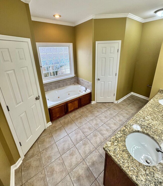 Building Photo - 112 Autumn Way