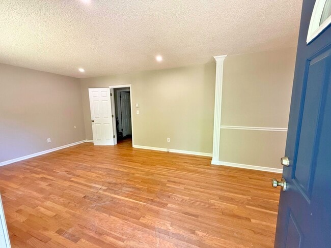 Building Photo - 37 Carriage Dr