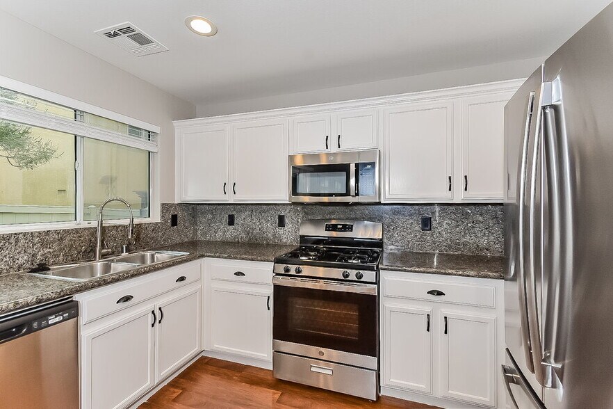 Building Photo - 9510 Grandview Spring Ave