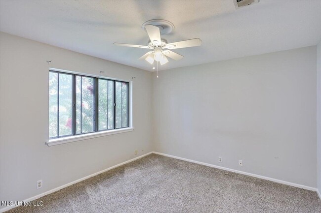 Building Photo - 167 Lakebend Cir