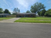 Building Photo - 5 Willow Dr
