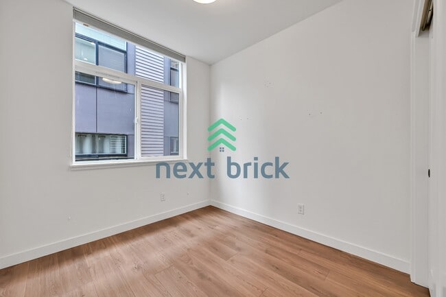 Building Photo - Charming 2-Bed, 2-Bath Townhouse Retreat in Seattle's Vibrant Heart – 1100 Sq Ft of Modern Living!