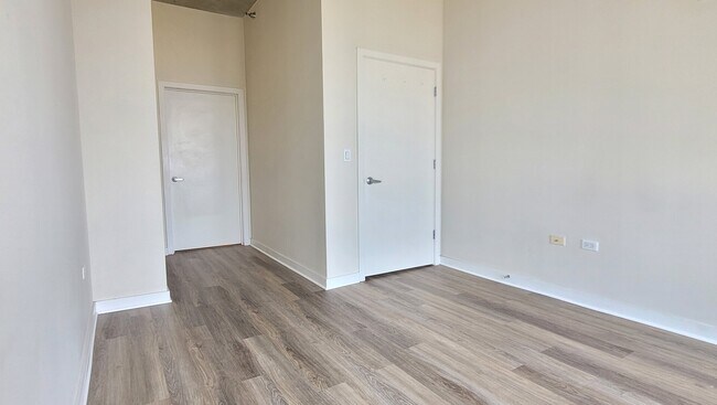 Building Photo - 235 W Van Buren St