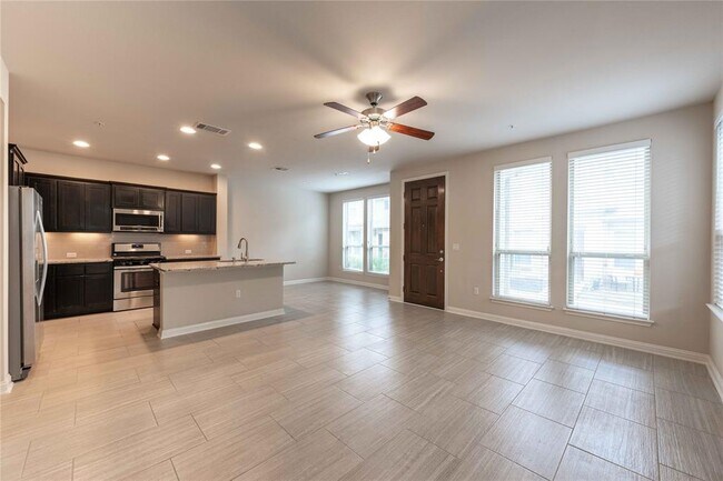 Building Photo - 13800 Lyndhurst St