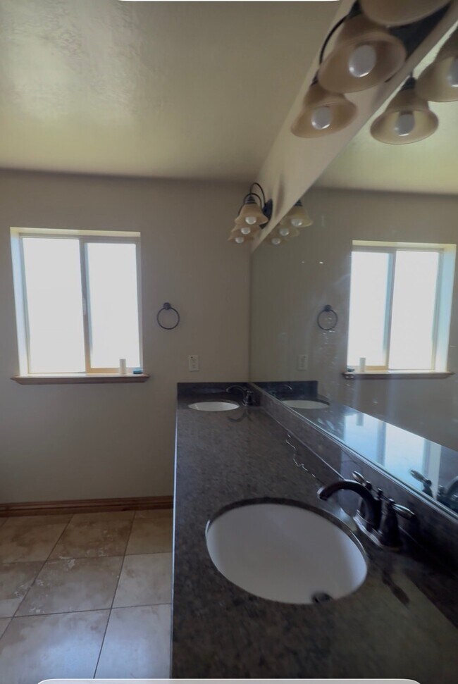 Building Photo - 865 S Pheasant Run Dr