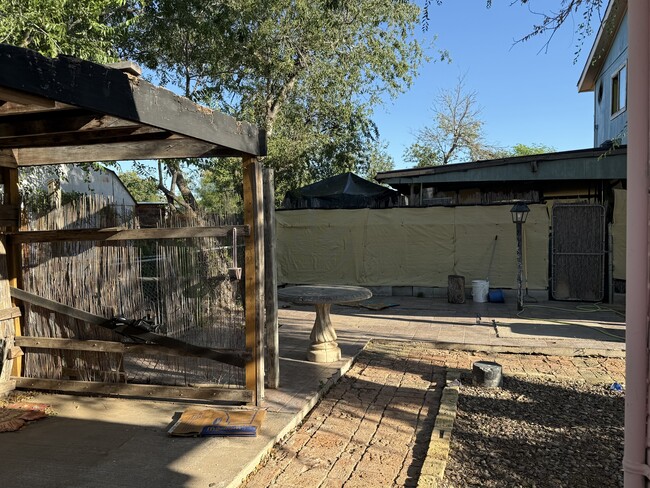 Building Photo - 1820 Aldama St