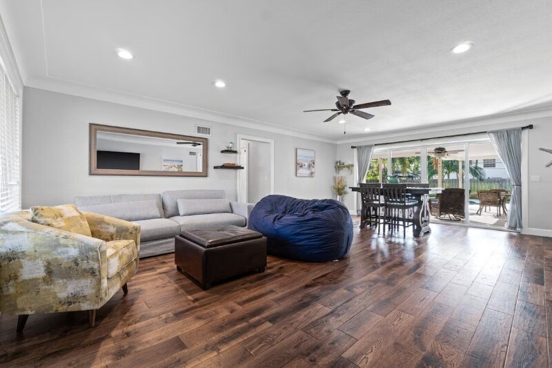 Building Photo - 306 SW 11th Ave