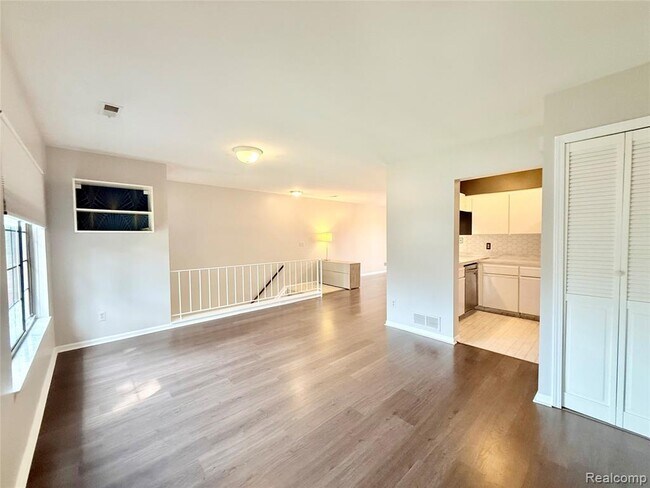 Building Photo - 1550 Meadowside Dr