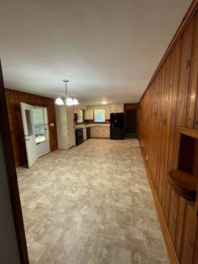 Building Photo - 3 Bedrooms 1.5 bath