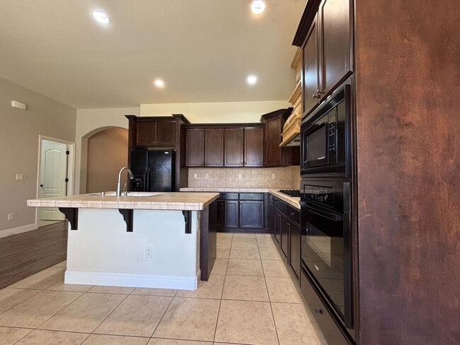 Building Photo - Beautiful 3 bedroom 2 bathroom