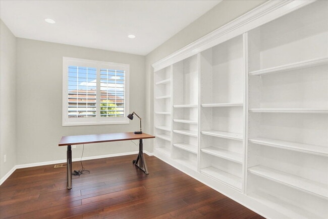 Building Photo - 7576 Oasis Dr