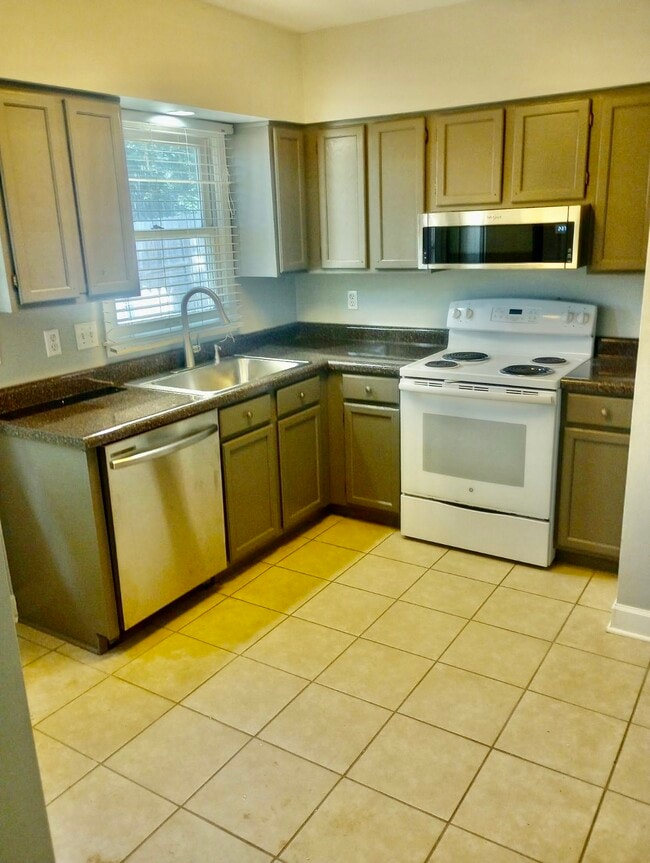 Building Photo - 1150 Horsemans Ln