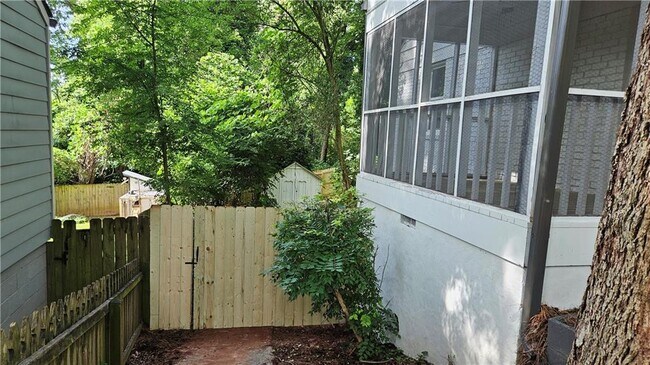 Building Photo - 1191 Beechview Dr SE