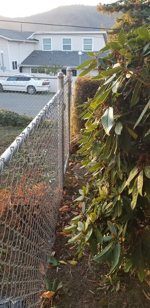 Building Photo - 3 bedroom, 2 bathroom home in well established neighborhood.