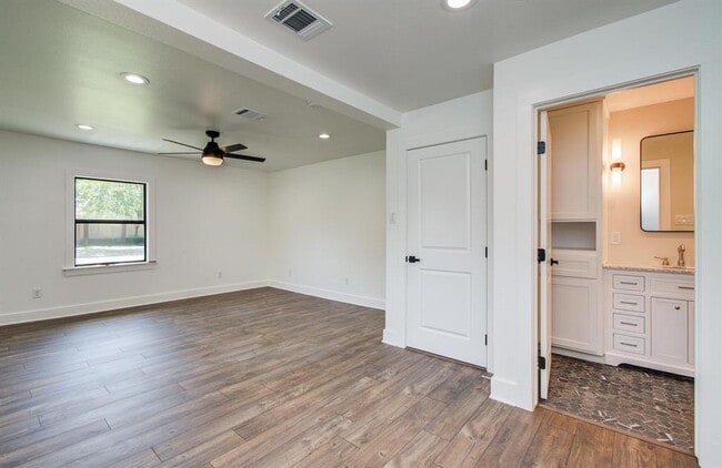 Building Photo - 624 Willow Ln