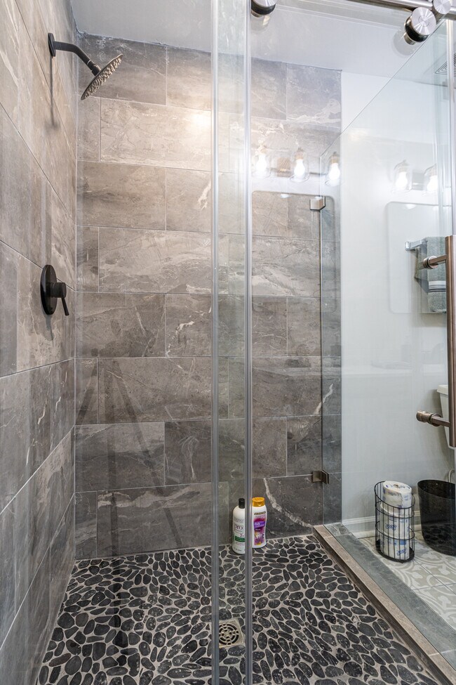 Building Photo - 702 Chambers Dr NE