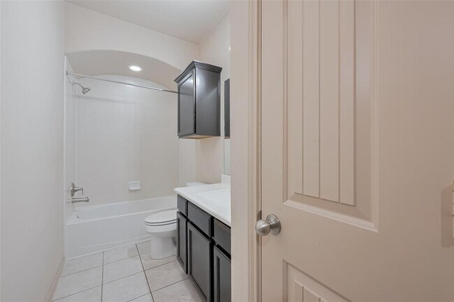 Building Photo - 4410 Fenetre Forest St