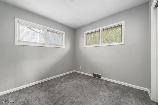 Building Photo - 23728 Glenhill Dr