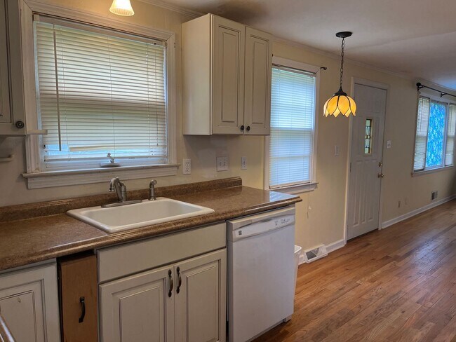 Building Photo - Single-level, 2-beds 1-bath house in New B...