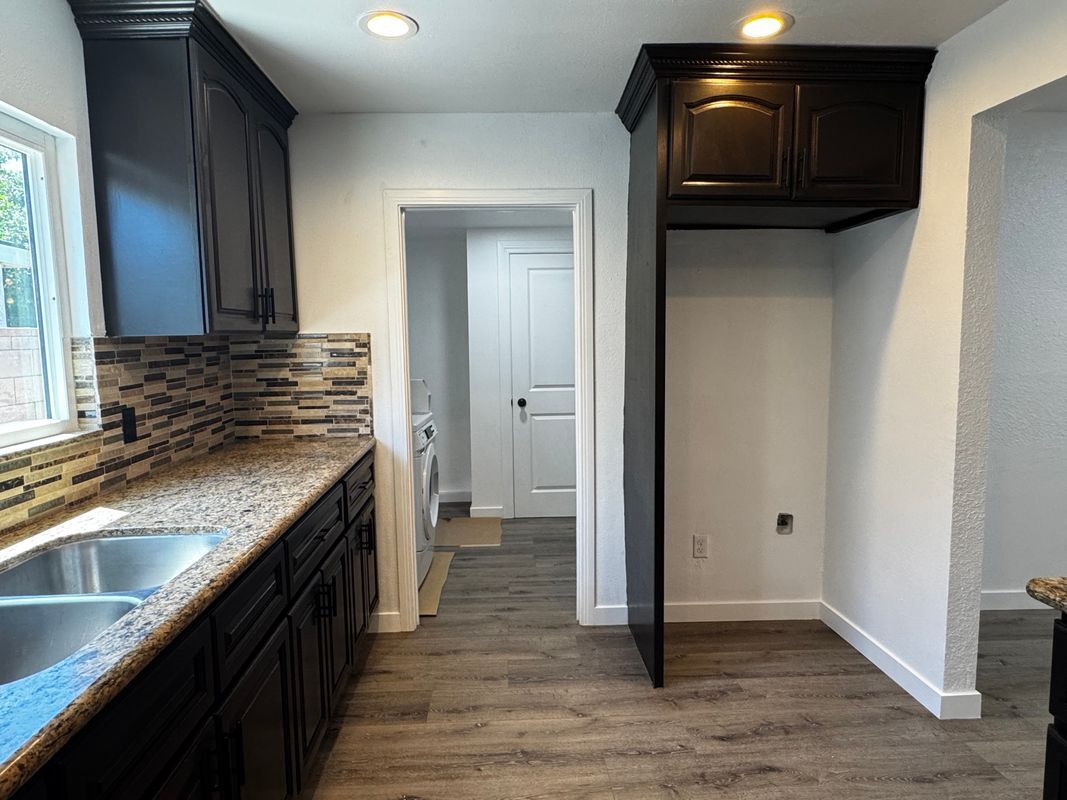 Building Photo - 4563 Bridgeview Ave