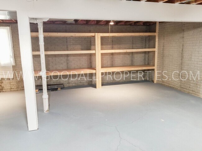 Building Photo - 2420 Pine Ct