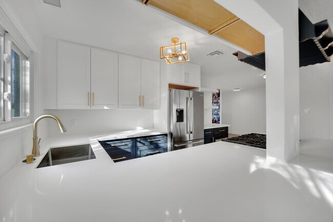 Building Photo - Mid-Century Modern Gem in Historic McNeil ...