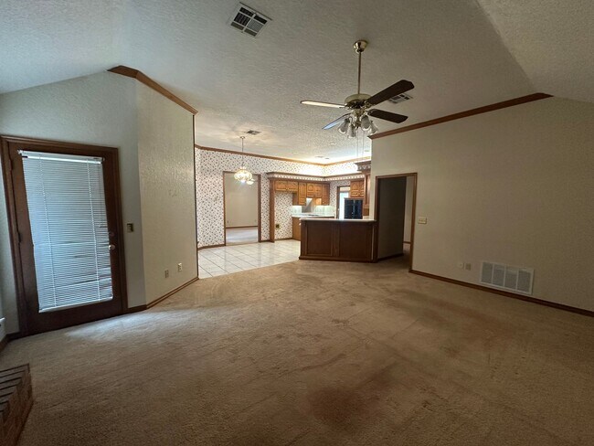 Building Photo - 4 Bed, 2.5 Bath Brick home with 2 car garage